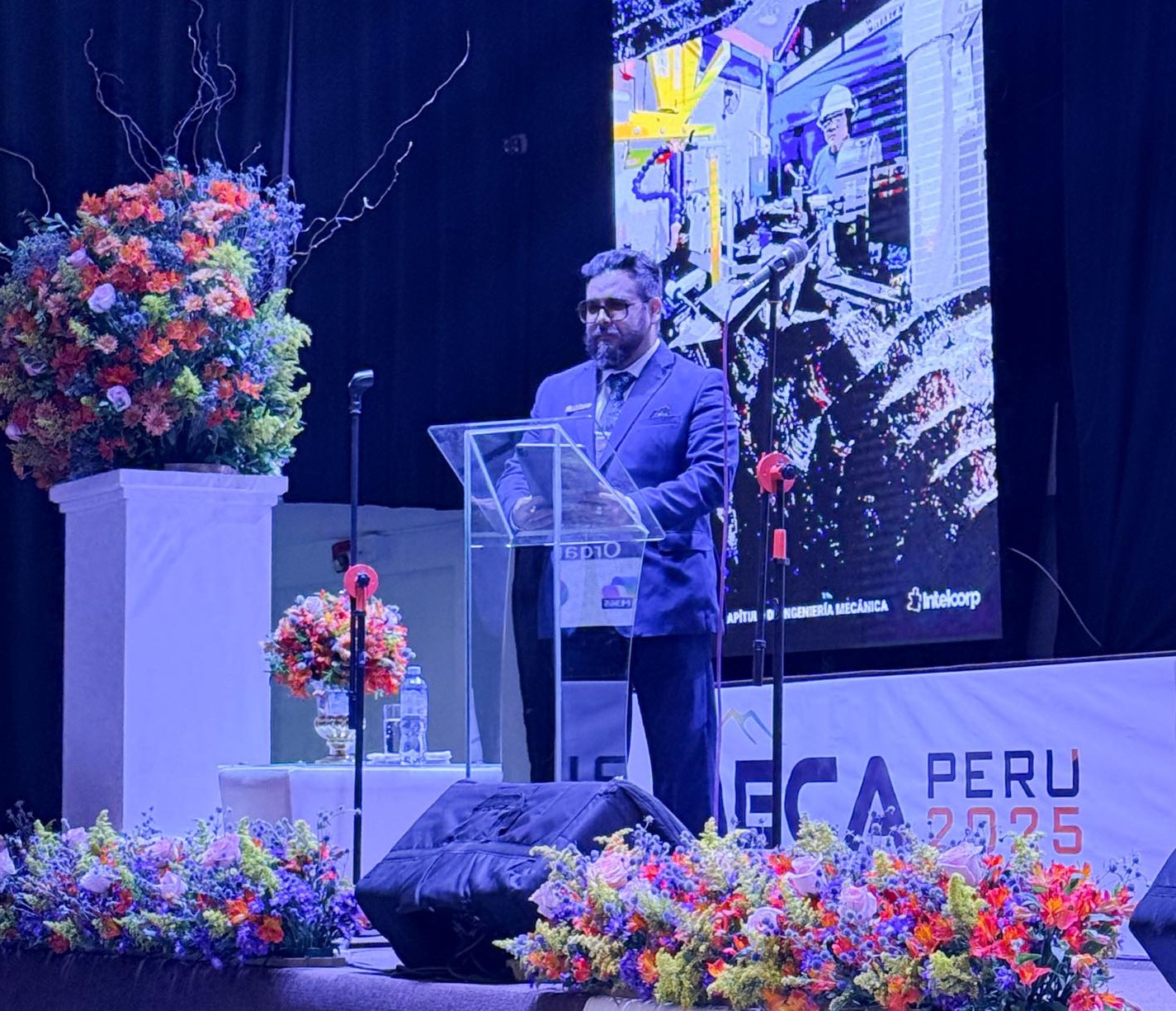 Eduardo Cava presentando en un evento empresarial